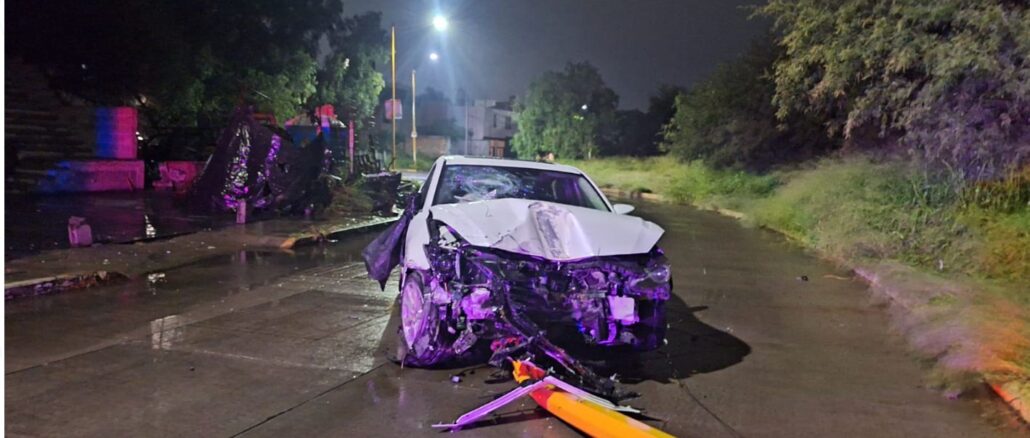 Policías Viales de Aguascalientes atienden el reporte de accidente que se registró en las primeras horas de este sábado en Villas del Campestre