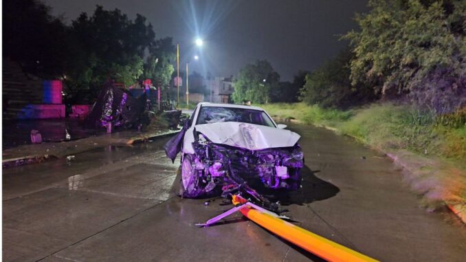 Policías Viales de Aguascalientes atienden el reporte de accidente que se registró en las primeras horas de este sábado en Villas del Campestre