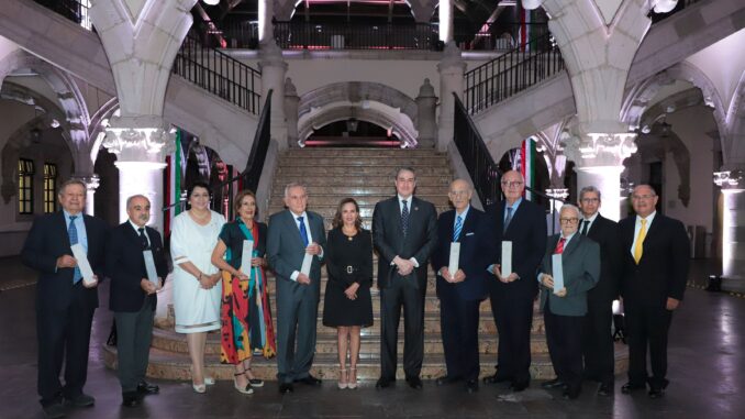 Rinden homenaje a maestros fundadores de la Lic. en Arquitectura de la UAA