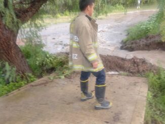 Policías y Bomberos del Estado auxilian a familias tras inundaciones en El Llano