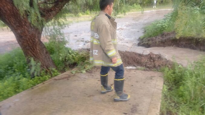 Policías y Bomberos del Estado auxilian a familias tras inundaciones en El Llano