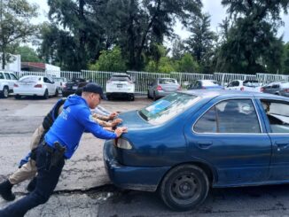 Policía Turística auxilia a ciudadano con vehículo averiado