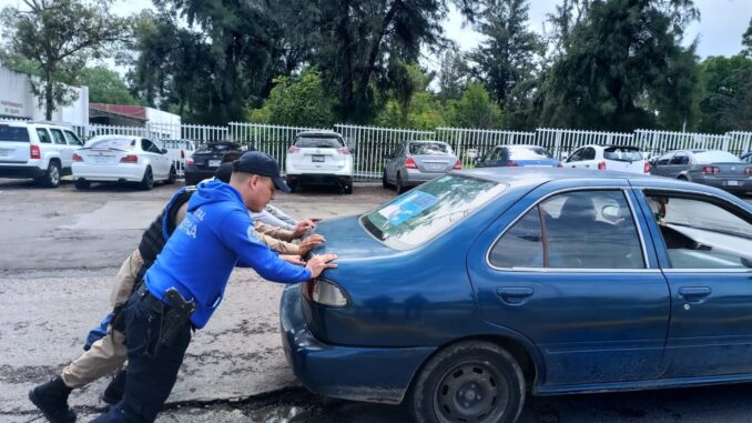 Policía Turística auxilia a ciudadano con vehículo averiado