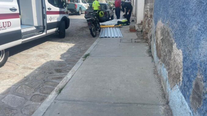 Atienden policías reporte de persona fallecida por descarga eléctrica