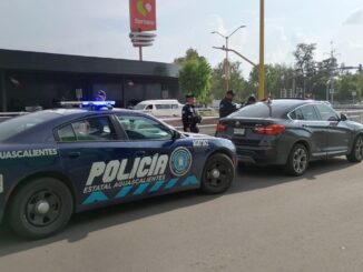 Policía Turística auxilia a ciudadana varada con vehículo descompuesto