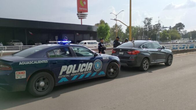 Policía Turística auxilia a ciudadana varada con vehículo descompuesto