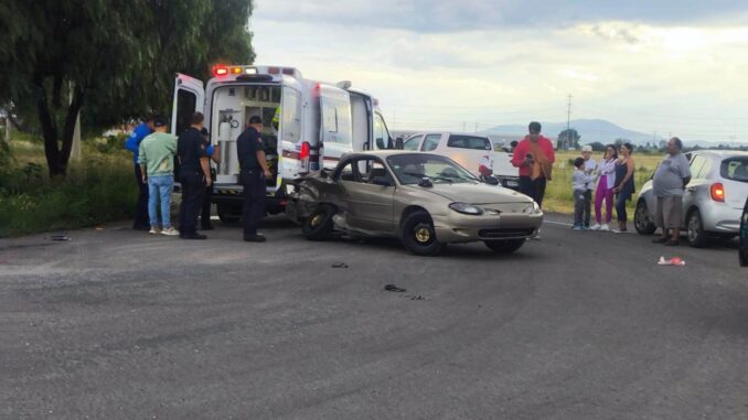 Auxilian policías y bomberos estatales a dos personas lesionadas en accidente