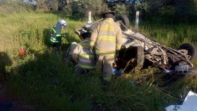 Atienden elementos de Bomberos del Estado choque frontal