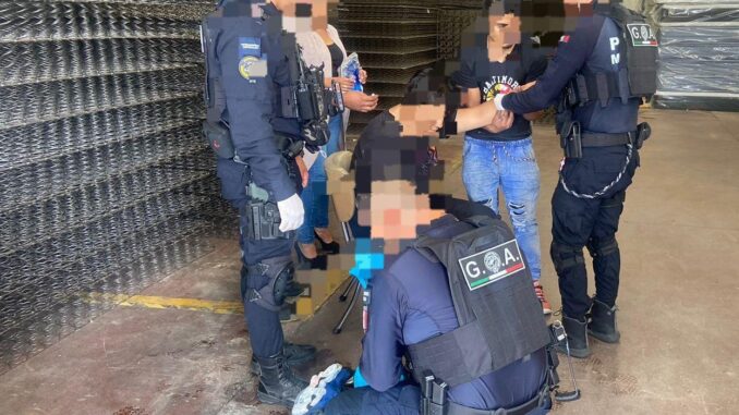 Paramédicos del Grupo de Operaciones Aéreas (GOA) de la Policía Municipal de Aguascalientes brindan atención prehospitalaria a una persona en la Colonia Santa Fé