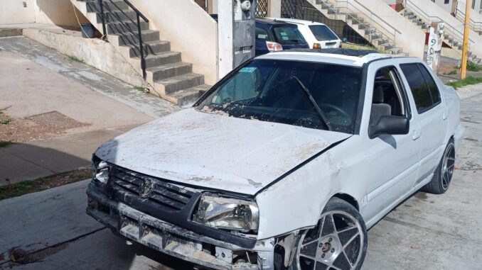 Policías Viales de Aguascalientes atendieron el reporte de un choque contra objeto fijo, registrado en el fraccionamiento Villa Montaña