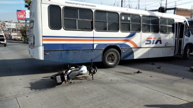 Aparatoso choque de motociclista y un camión de transporte de personal, fue intervenido por Policías Viales de Aguascalientes