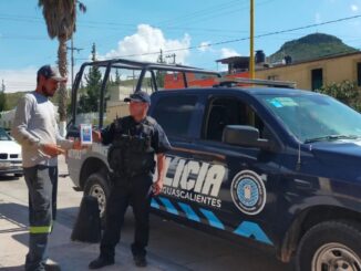 Policías localizan y entregan un teléfono con reporte de robo