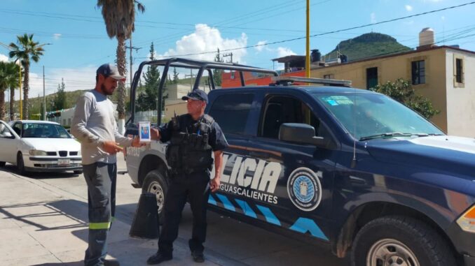 Policías localizan y entregan un teléfono con reporte de robo