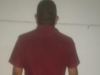 Elementos de la Policía Municipal de Aguascalientes detienen a una persona en Villas de San Antonio, por el probable delito de violencia de género