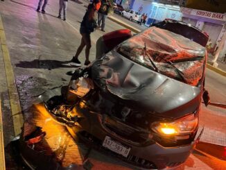 Policías Viales de Aguascalientes atienden reporte de accidente tipo choque volcadura que se registró en los primeros minutos de este domingo sobre Avenida Siglo XXI