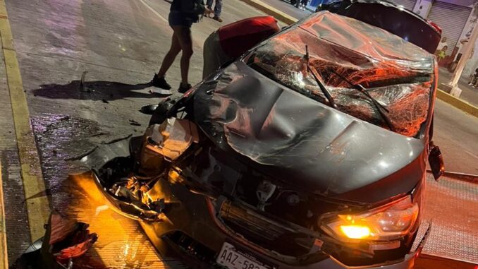 Policías Viales de Aguascalientes atienden reporte de accidente tipo choque volcadura que se registró en los primeros minutos de este domingo sobre Avenida Siglo XXI