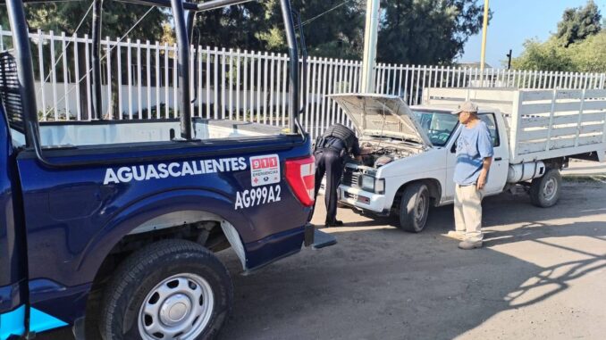 Policías Estatales auxilian a una persona con vehículo descompuesto