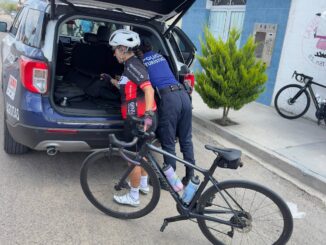 Policía Turística auxilia a ciclista con ponchadura de llanta