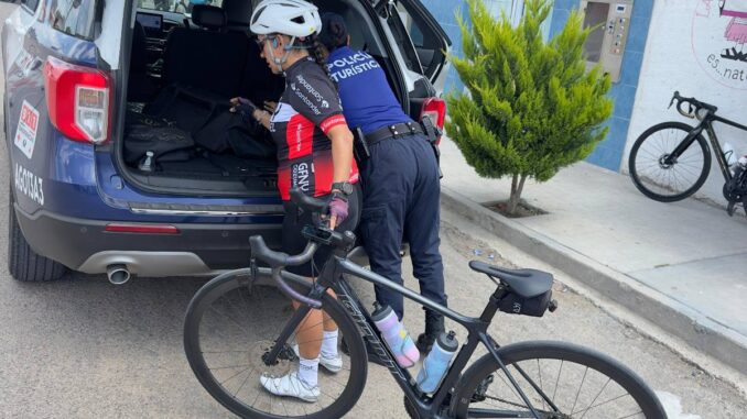 Policía Turística auxilia a ciclista con ponchadura de llanta