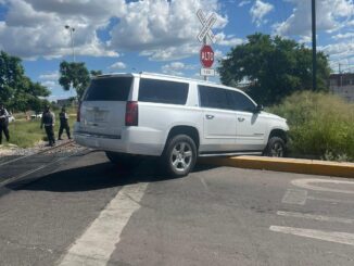 Policías Viales de Aguascalientes atendieron el reporte de choque contra el tren de una camioneta en el fraccionamiento Las Hadas