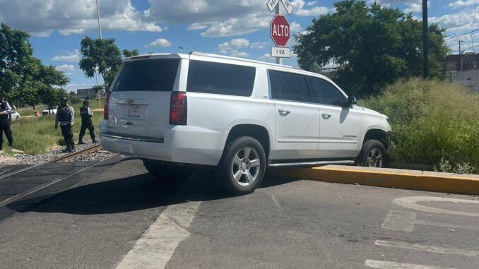 Policías Viales de Aguascalientes atendieron el reporte de choque contra el tren de una camioneta en el fraccionamiento Las Hadas