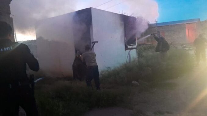 Atienden incendio en casa habitación en Rincón de Romos