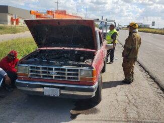 Auxilian a ciudadanos con vehículo incendiado