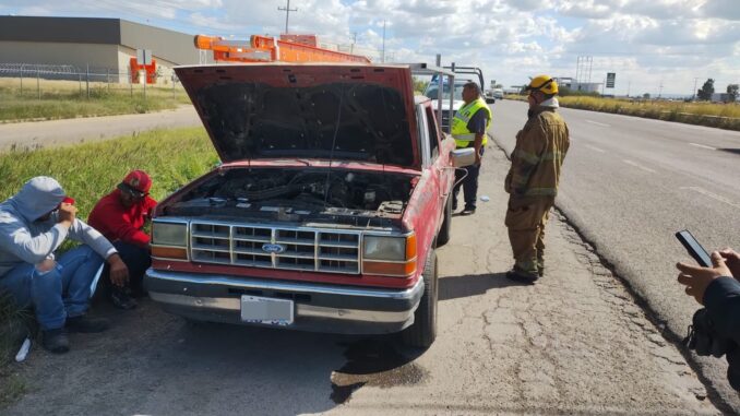 Auxilian a ciudadanos con vehículo incendiado