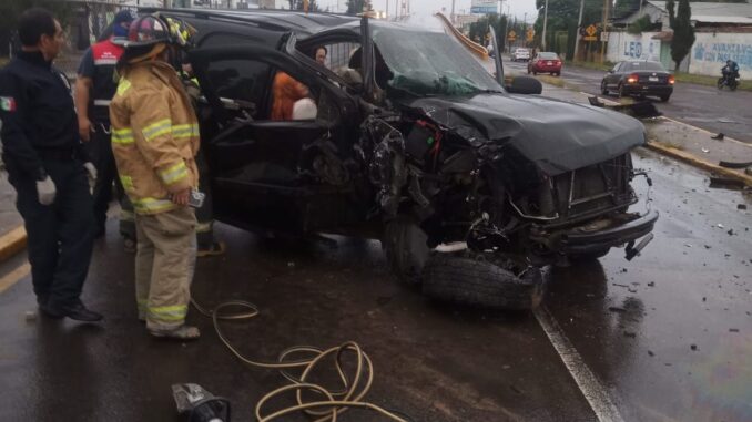 Uniformados de la Policía Vial de Aguascalientes atendieron el reporte de accidente que se registró la mañana de este sábado sobre Avenida Aguascalientes