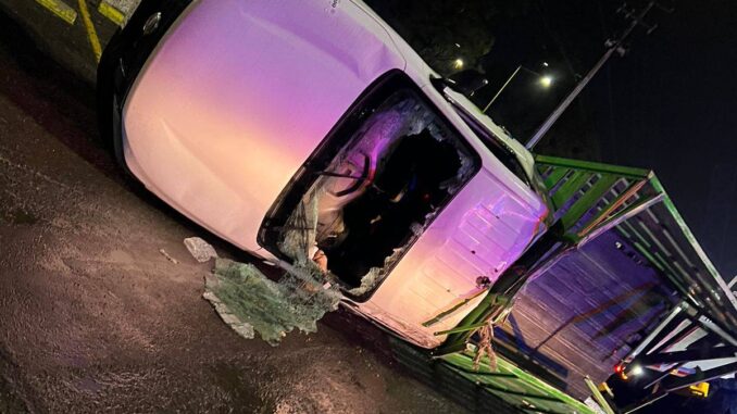 Uniformados de la Policía Comercial de Aguascalientes rescatan a una persona que sufrió la volcadura ya la camioneta que conducía sobre Avenida José María Chávez a la altura del Centro Comercial Villasunción