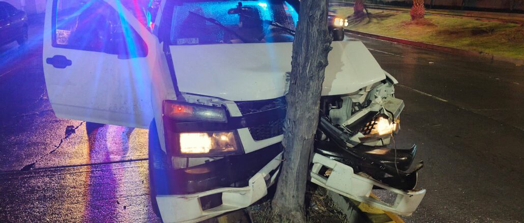 Policías Viales de Aguascalientes atienden en las primeras horas de este sábado el reporte de accidente contra poste de alumbrado público