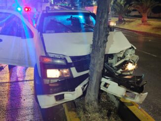 Policías Viales de Aguascalientes atienden en las primeras horas de este sábado el reporte de accidente contra poste de alumbrado público