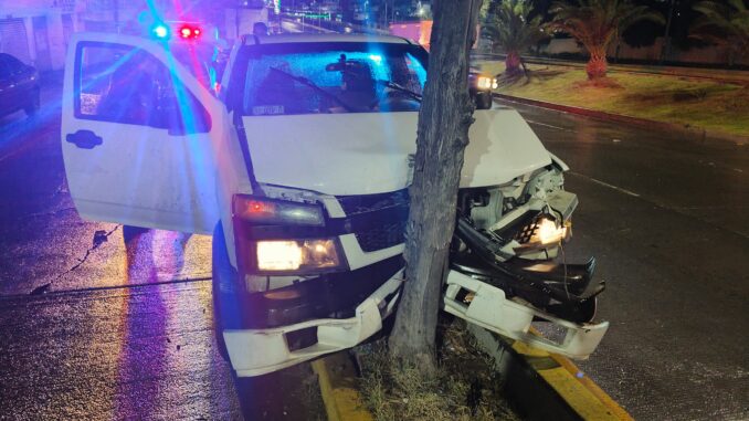 Policías Viales de Aguascalientes atienden en las primeras horas de este sábado el reporte de accidente contra poste de alumbrado público