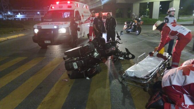 Policías Viales de Aguascalientes atienden en las primeras horas de este domingo un aparatoso choque que se registró sobre Avenida Aguascalientes