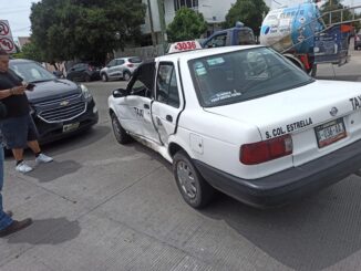 Policías Viales de Aguascalientes atendieron el reporte de un choque contra un objeto fijo registrado en calles de la zona centro