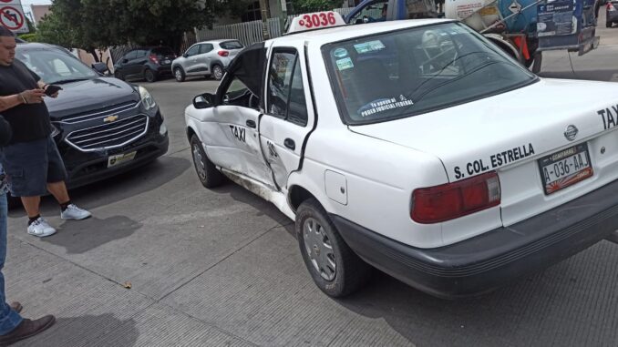 Policías Viales de Aguascalientes atendieron el reporte de un choque contra un objeto fijo registrado en calles de la zona centro