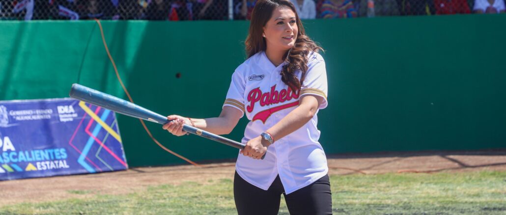 Entrega Gobernadora Tere Jiménez obras de remodelación del Parque de beisbol de Pabellón de Arteaga