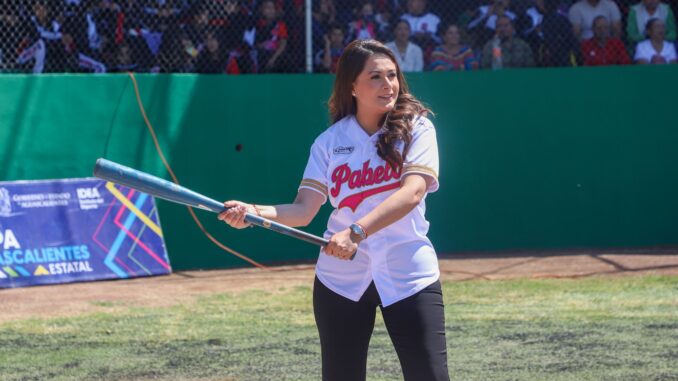 Entrega Gobernadora Tere Jiménez obras de remodelación del Parque de beisbol de Pabellón de Arteaga