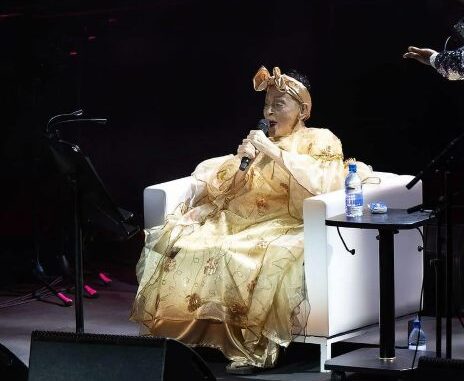 Omara Portuondo se retira definitivamente los escenarios tras su desmayo en Barcelona