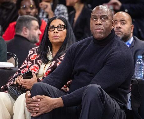 Magic Johnson llama a afroamericanos en EE.UU. a votar por Kamala Harris