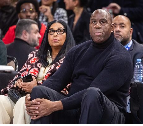 Magic Johnson llama a afroamericanos en EE.UU. a votar por Kamala Harris