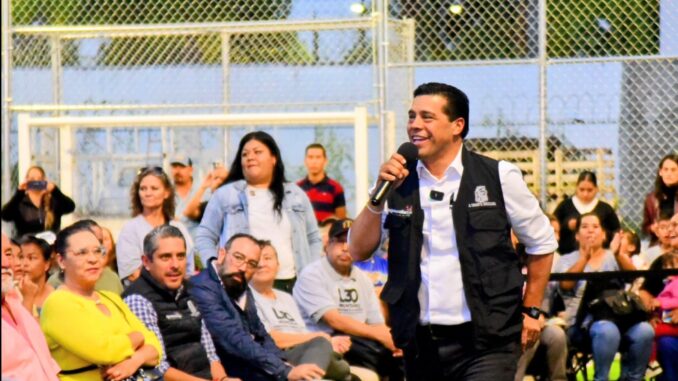 Presenta Leo Montañez "Informe en Tu Colonia" desde la nueva cancha de pasto sintético en Villa Sur