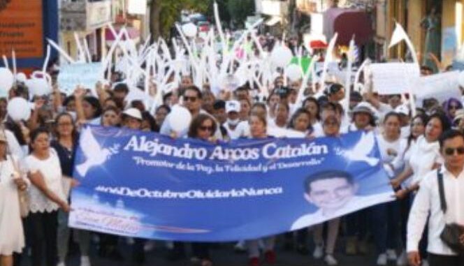 Miles marchan en Chilpancingo para exigir justicia por el asesinato de alcalde Arcos