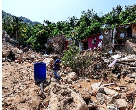 Huracán "John" desplaza a cientos de familias en Acapulco, Guerrero