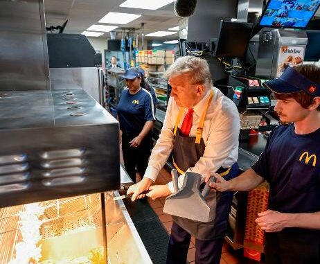 Trump hace papas fritas en McDonald´s y acusa que Harris nunca trabajó en uno