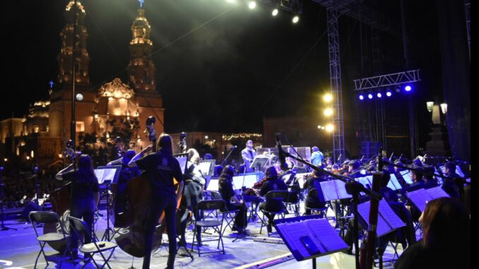 Aguascalientes vivió una noche inolvidable con el Tributo a the Beatles con Grupo Morsa y la Orquesta Compáz