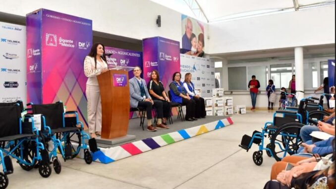 Aurora Jiménez Esquivel entrega Becas y Apoyos educativos junto con la Fundación TELMEX-TELCEL