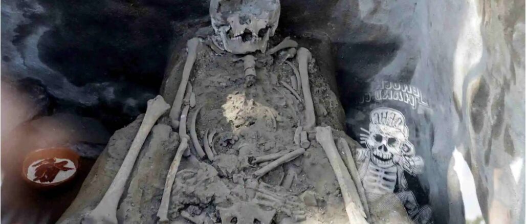 Zona Arqueológica de Cholula exhibe altar de cráneos en Día de Muertos