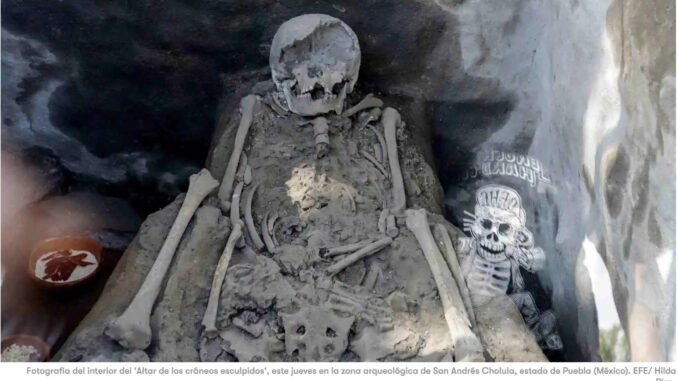 Zona Arqueológica de Cholula exhibe altar de cráneos en Día de Muertos