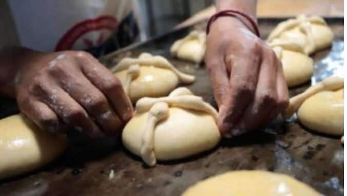 Cómo hacer pan de muerto casero para este Día de Muertos 